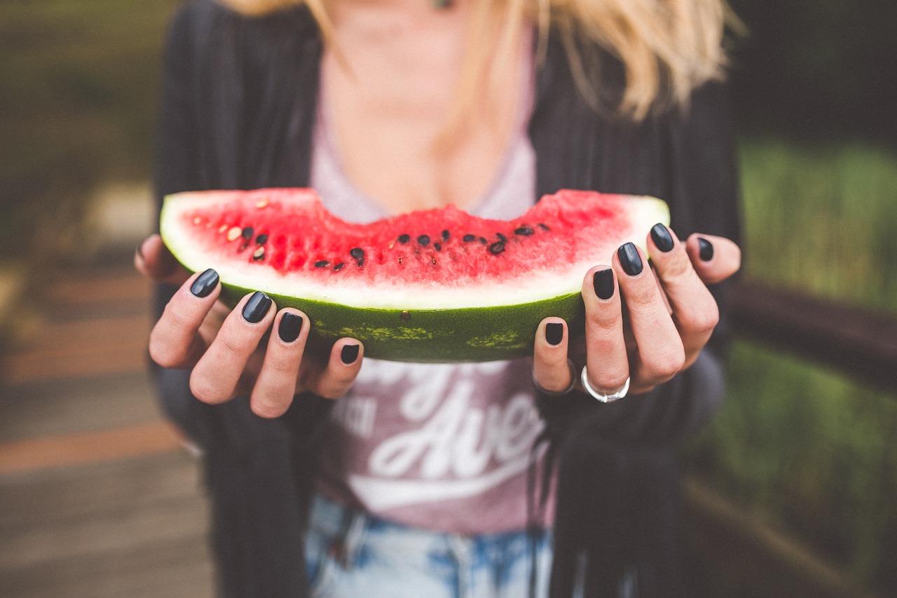 Frau hält Wassermelone