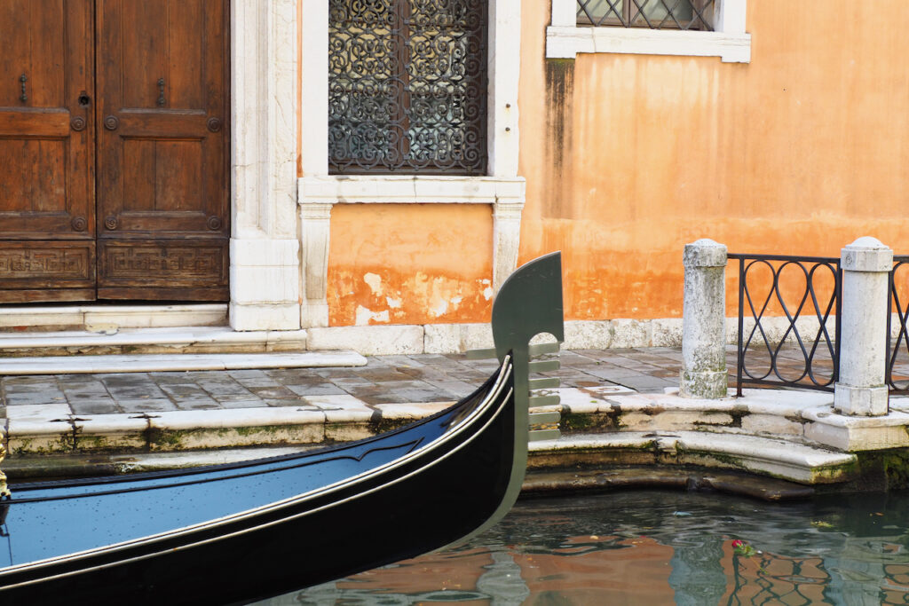 Gondel in einem Seitenkanal von Venedig