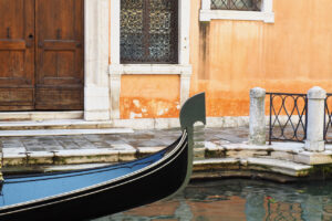 Gondel in einem Seitenkanal von Venedig