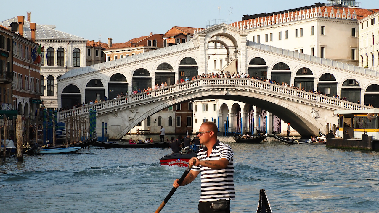 Venedig - Rialtobrücke und Gondoliere